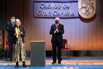 El Cabildo entrega sus honores y distinciones a 19 personas y entidades por su labor en favor de la sociedad grancanaria/TA.